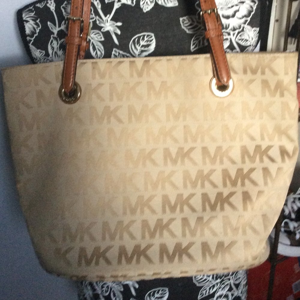 medium size MK michael kors tote like new!
